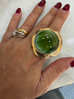 Anello Fascia "Cabochon Scultoreo" in Metallo Dorato Martellato e Resina Sfumata Tondo
