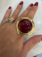 Anello Fascia "Cabochon Scultoreo" in Metallo Dorato Martellato e Resina Sfumata Tondo