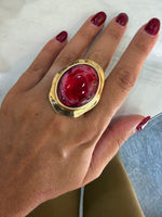 Anello Fascia "Cabochon Scultoreo" in Metallo Dorato Martellato e Resina Sfumata