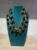 Collana "Geometrie Materiche" con Pietre Resinate e Struttura Dorata