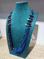 Collana Lunga Multilivello "Sahara" con Micro-Conterie e Nodo Centrale