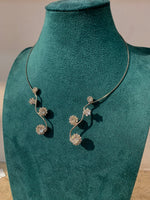 Collana essential con incastonatura francese