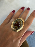 Anello Fascia "Cabochon Scultoreo" in Metallo Dorato Martellato e Resina Sfumata