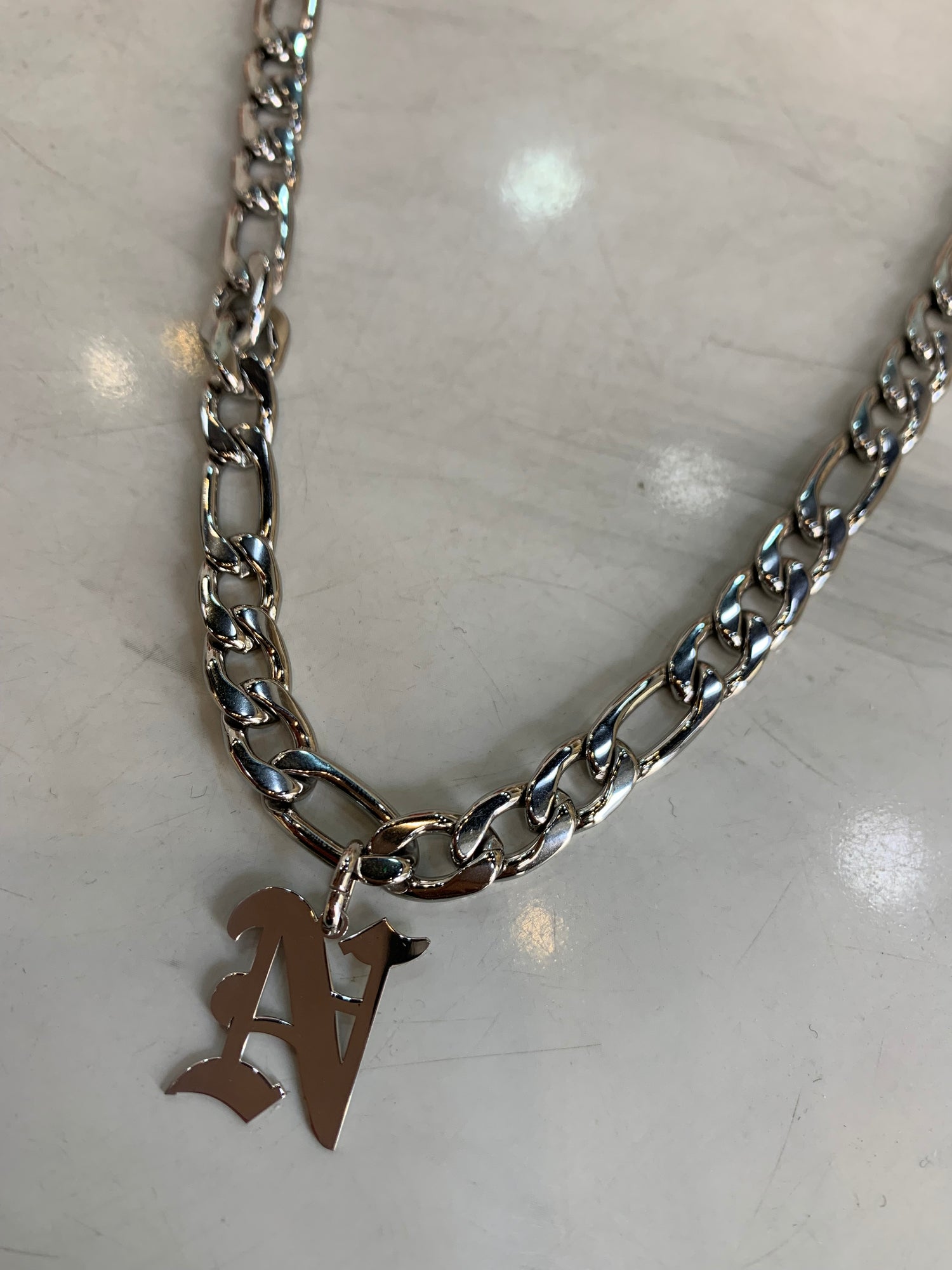 Collana con lettera gotica