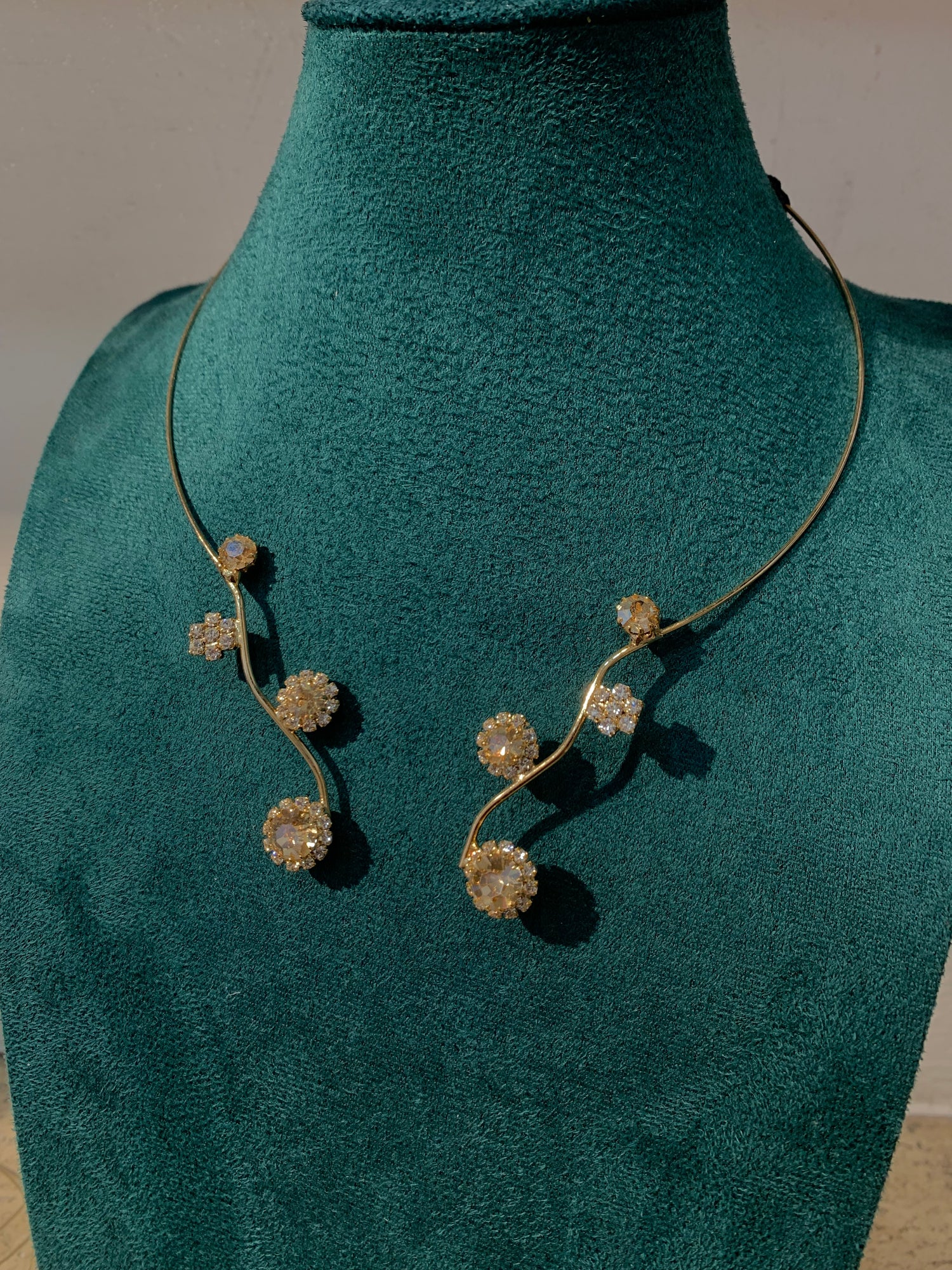 Collana essential con incastonatura francese