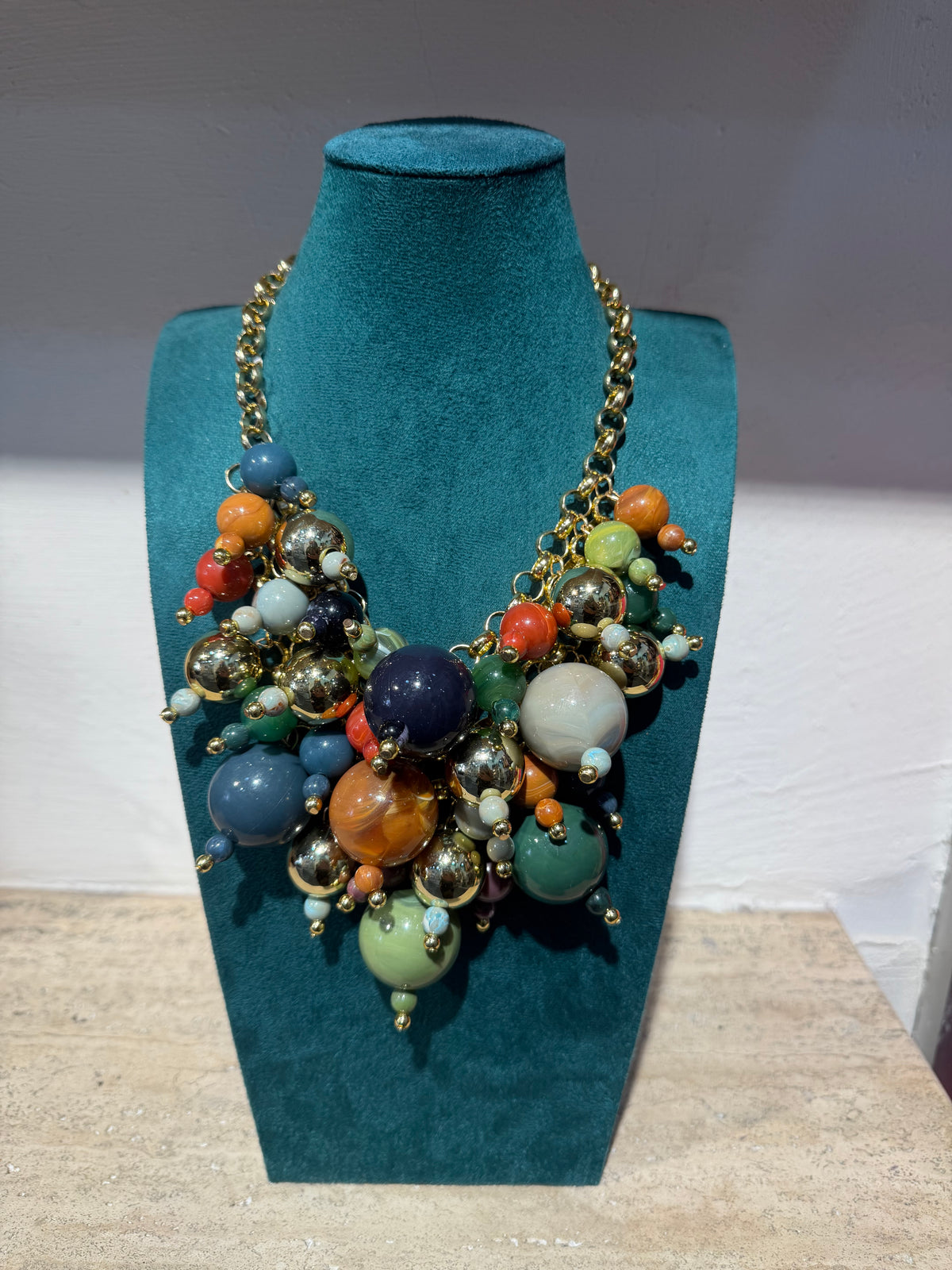 Collana "Bouquet Multicolore" – Sfere Sfumate e Dettagli Dorati
