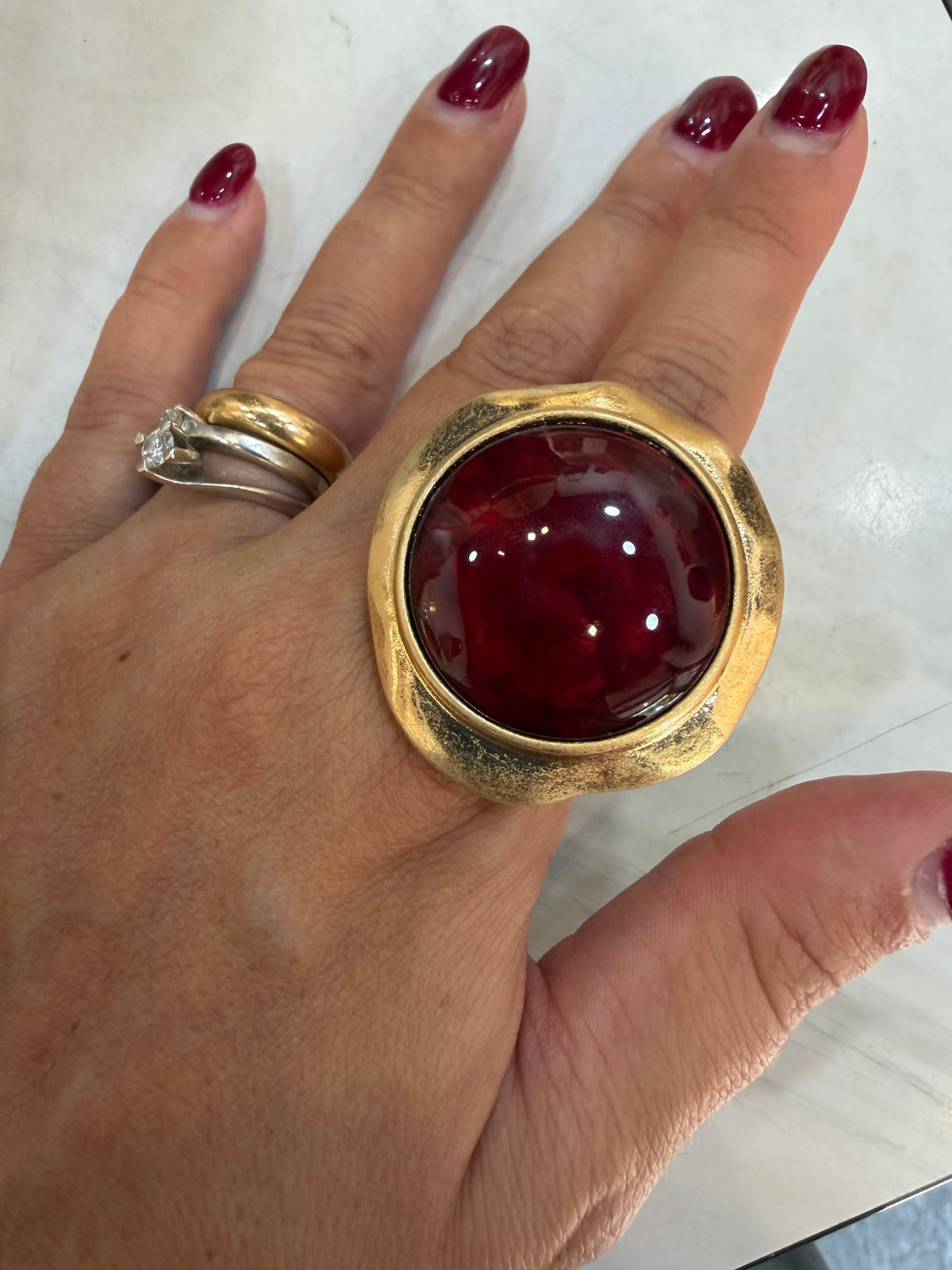 Anello Fascia "Cabochon Scultoreo" in Metallo Dorato Martellato e Resina Sfumata Tondo