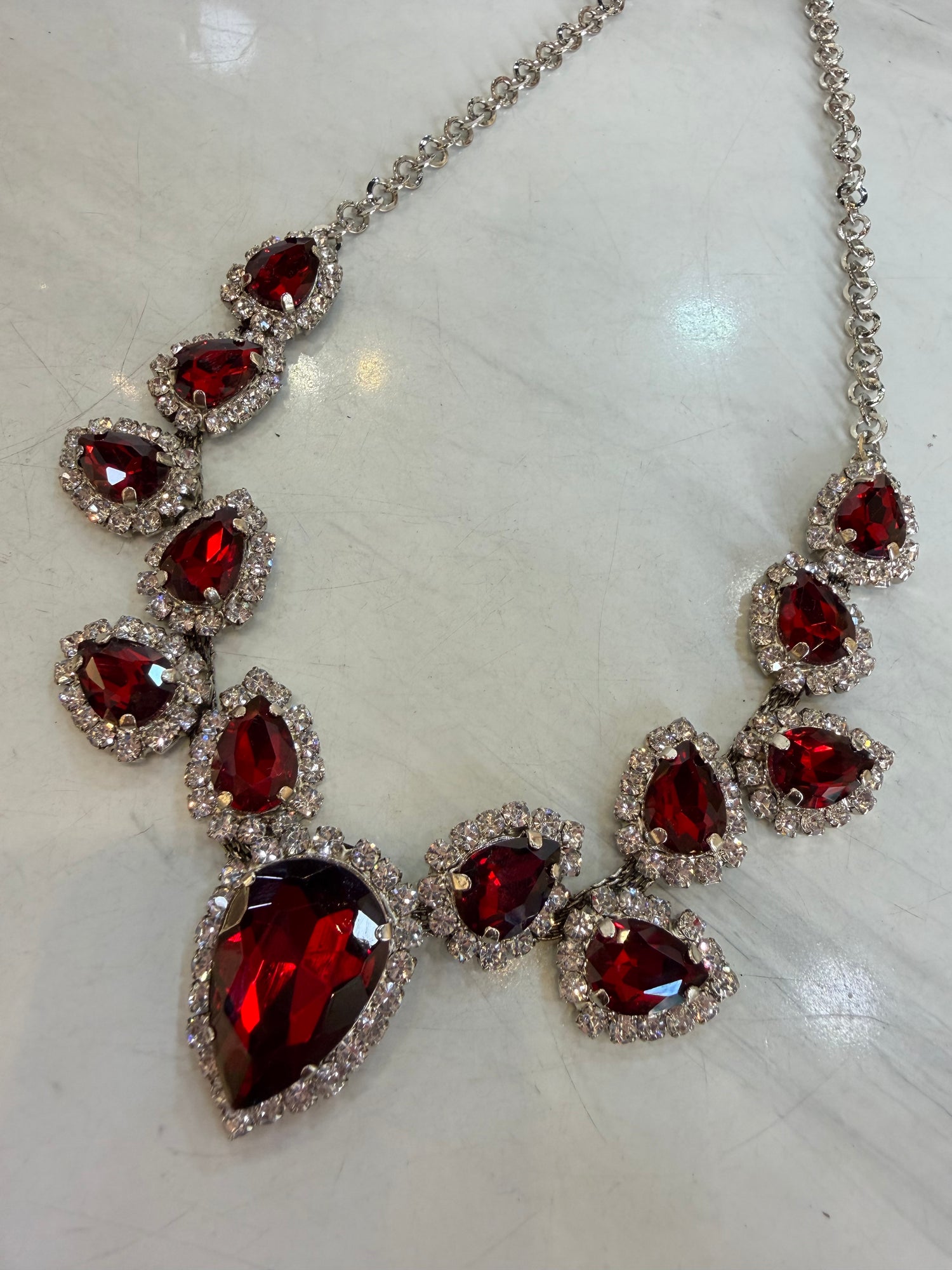 Collana con gocce e strass