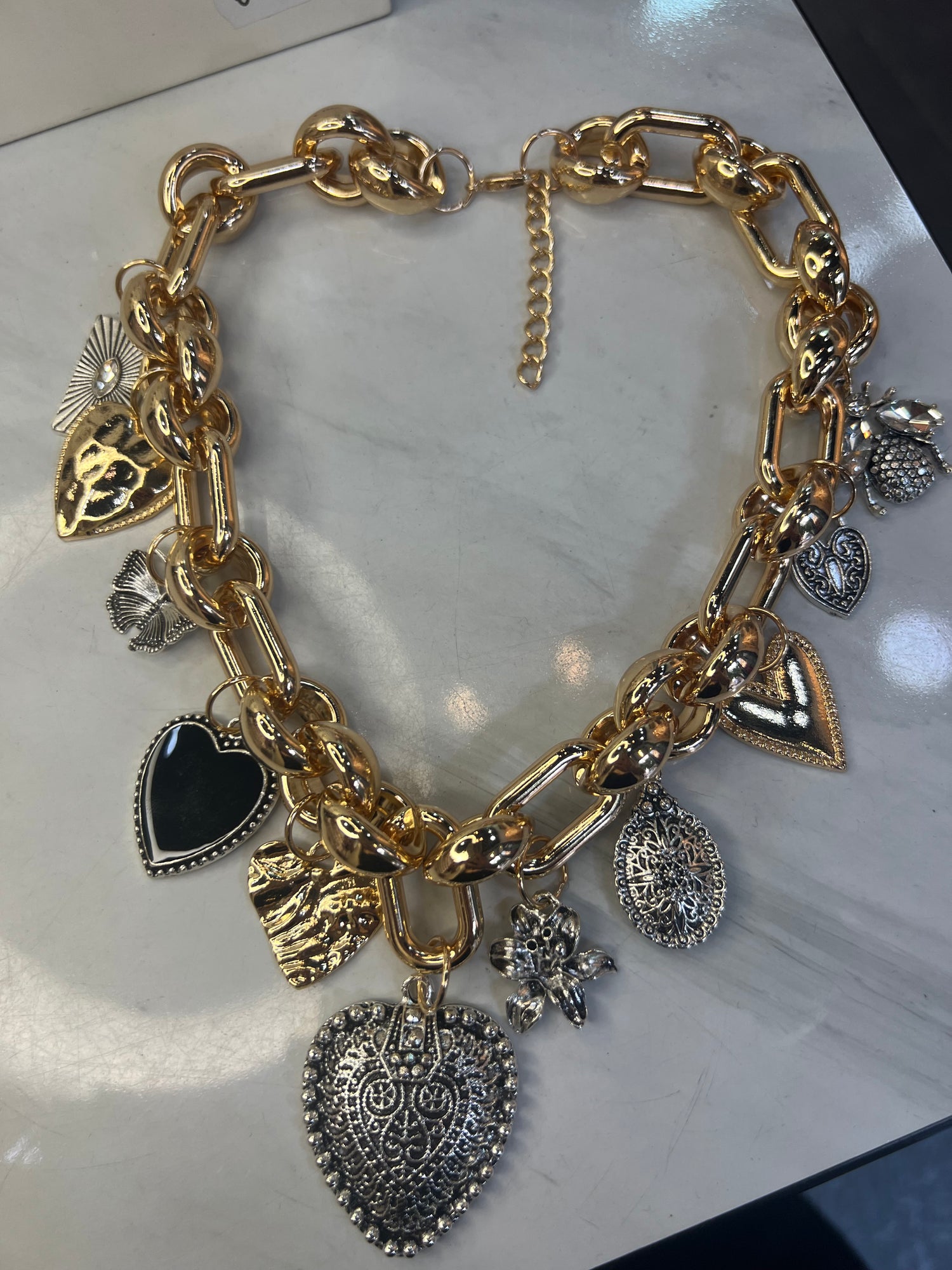 Collana multicharm dorati e argentati