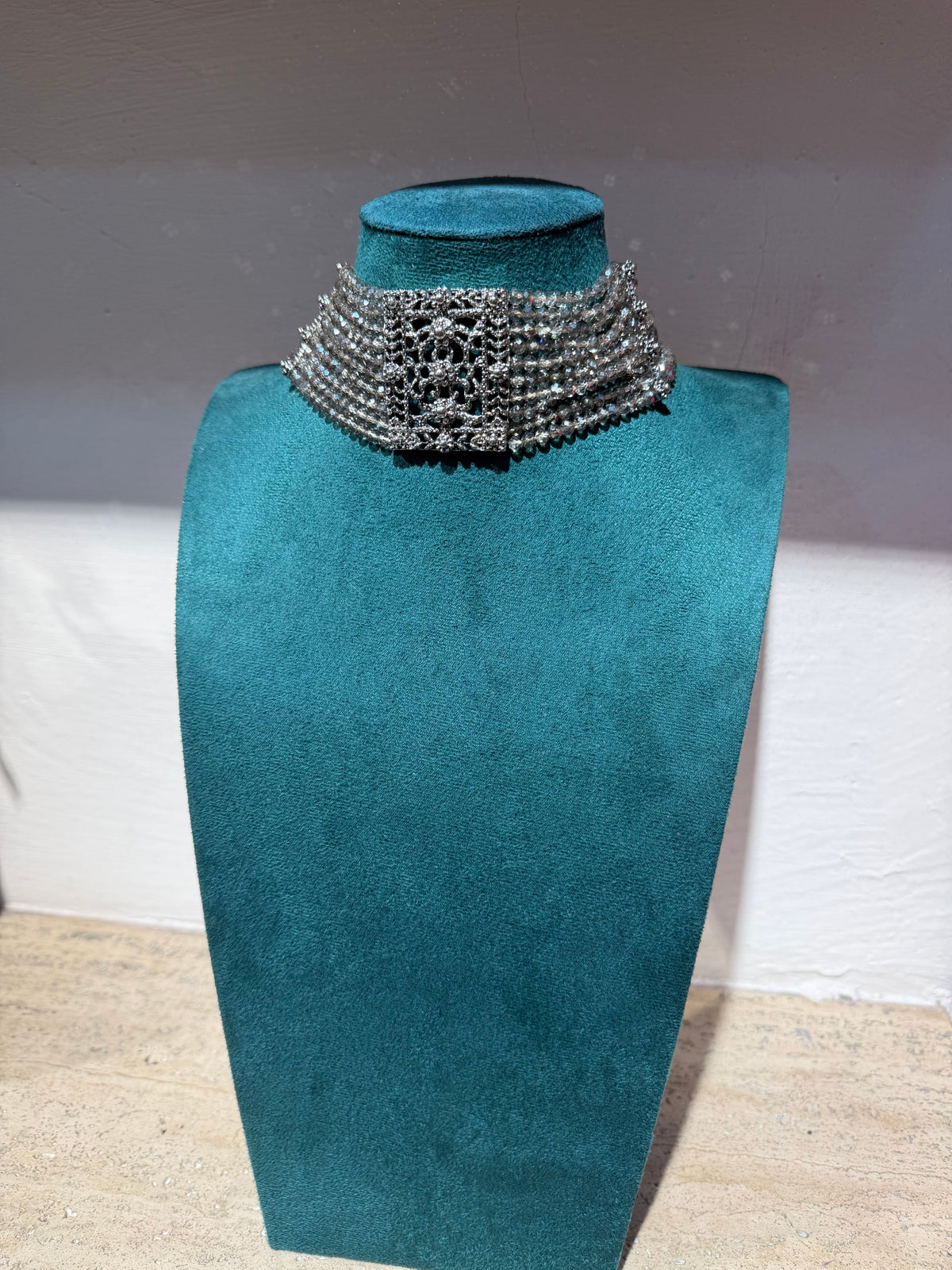 Collana Choker "Imperiale" Multi-Giro con Placca Traforata