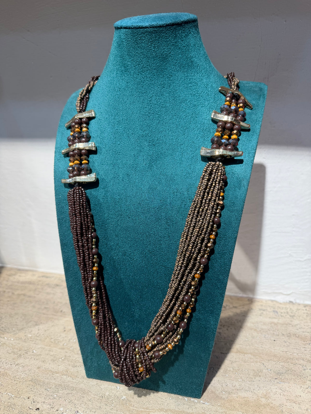 Collana Lunga Multilivello "Sahara" con Micro-Conterie e Nodo  Centrale