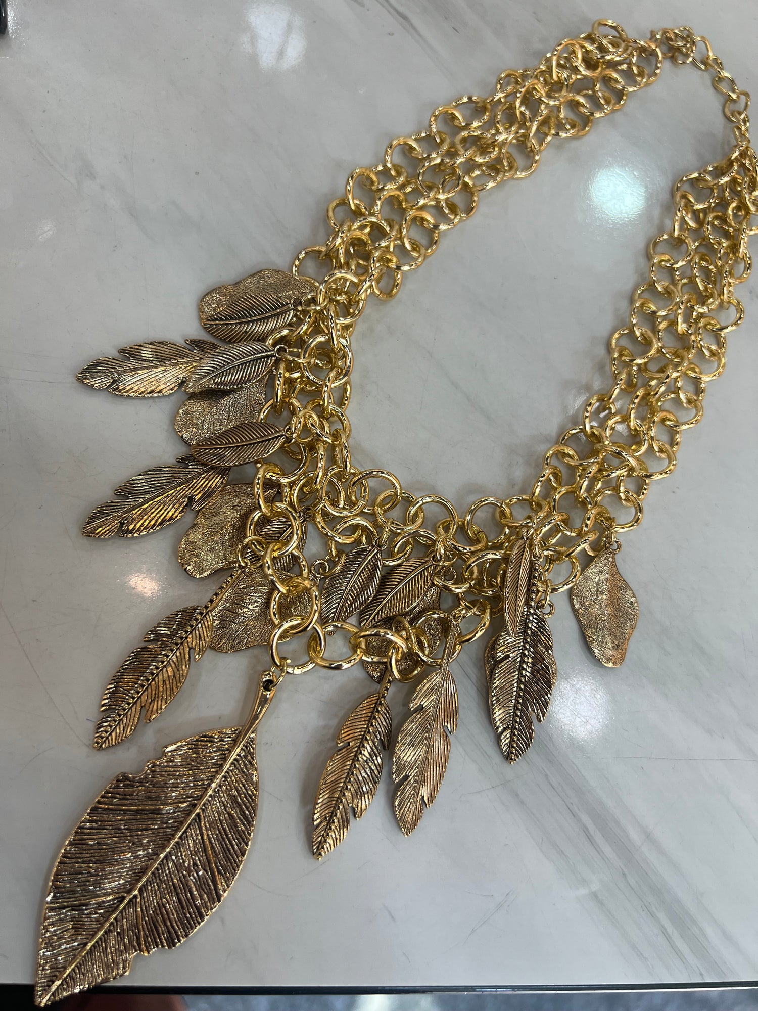Collana catena e foglie pendenti