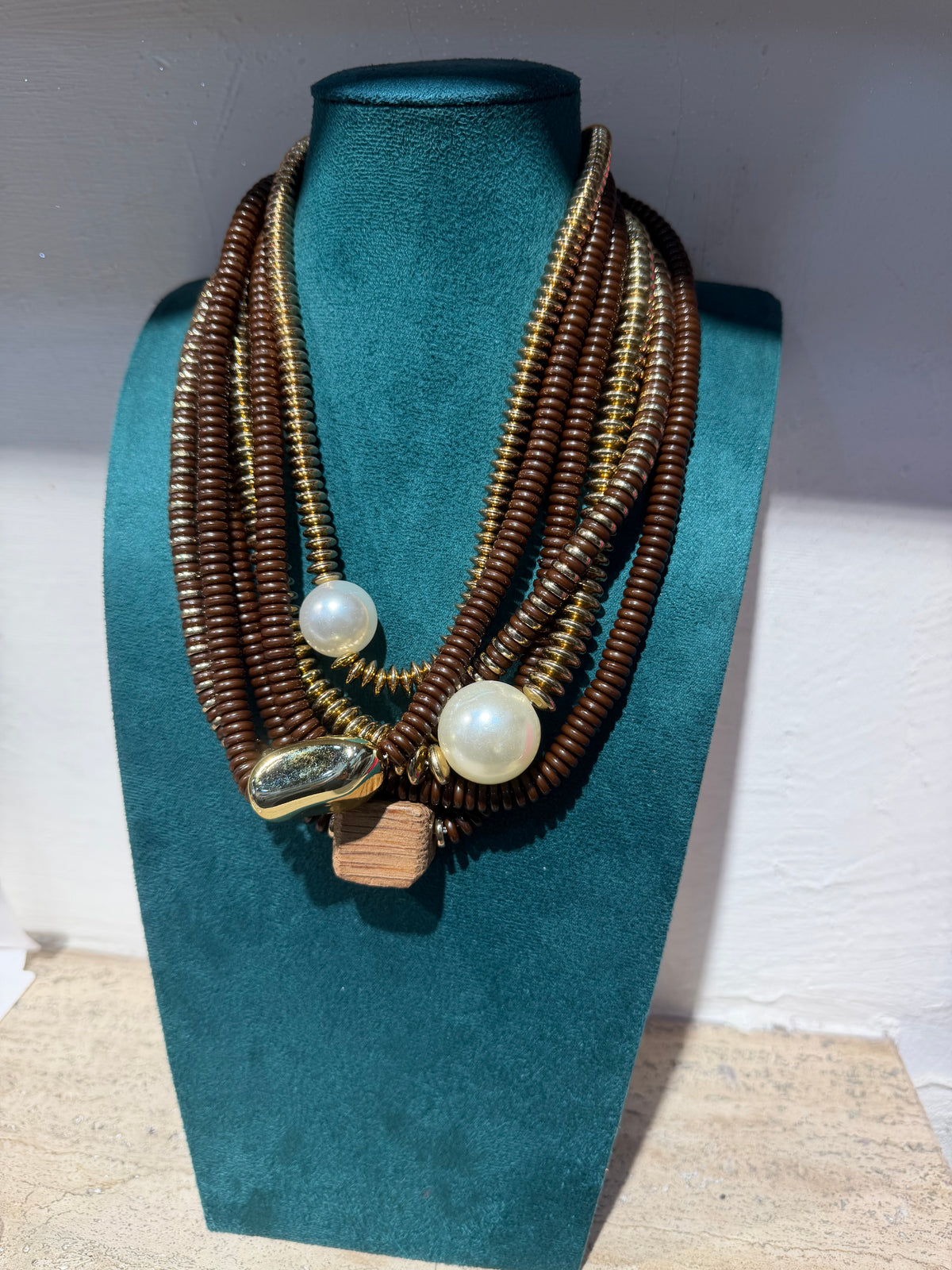 Collana Multistrato "Symphony" con Perle e Dettagli Dorati