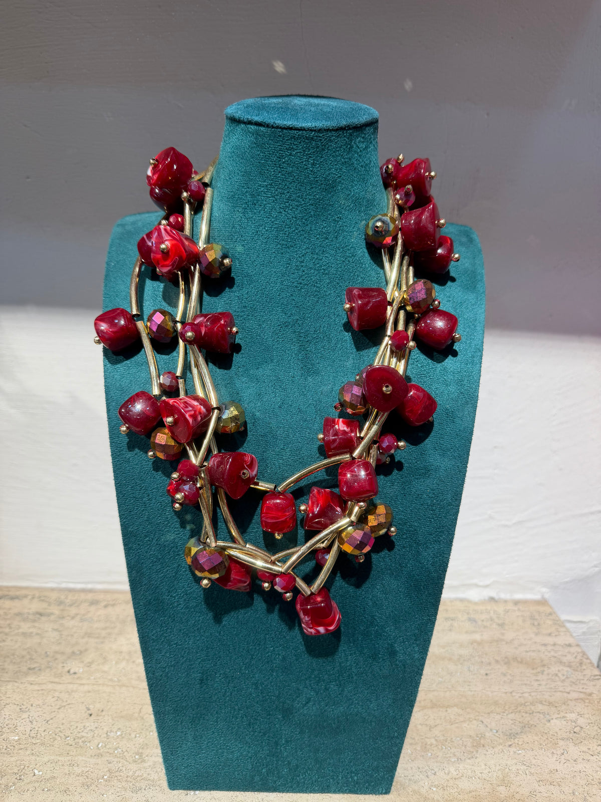 Collana "Geometrie Materiche" con Pietre Resinate e Struttura Dorata