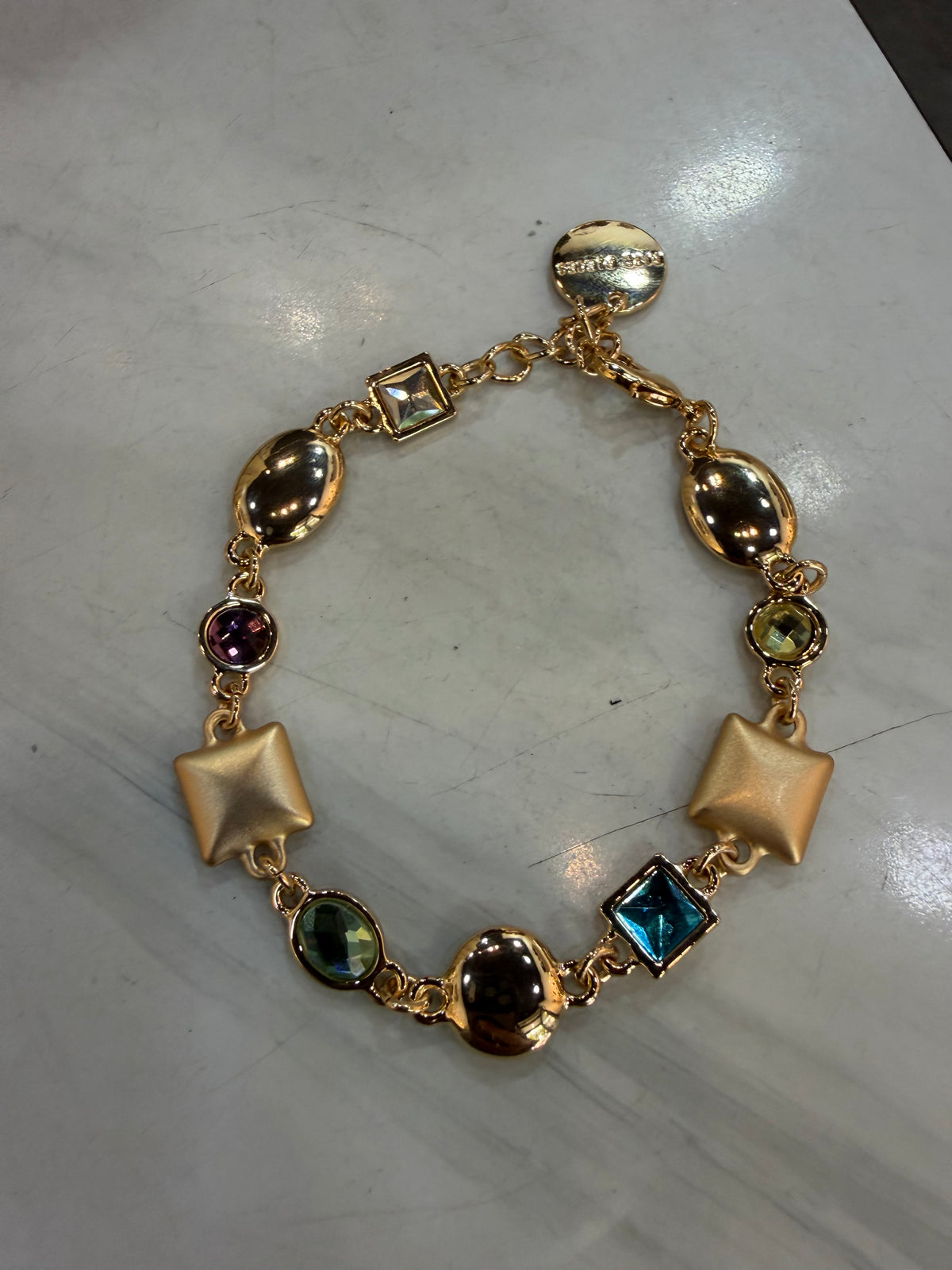 Bracciale charm con medagliette e cristalli colorati