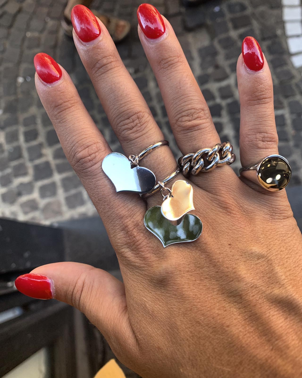 Anello con due cuori pendenti