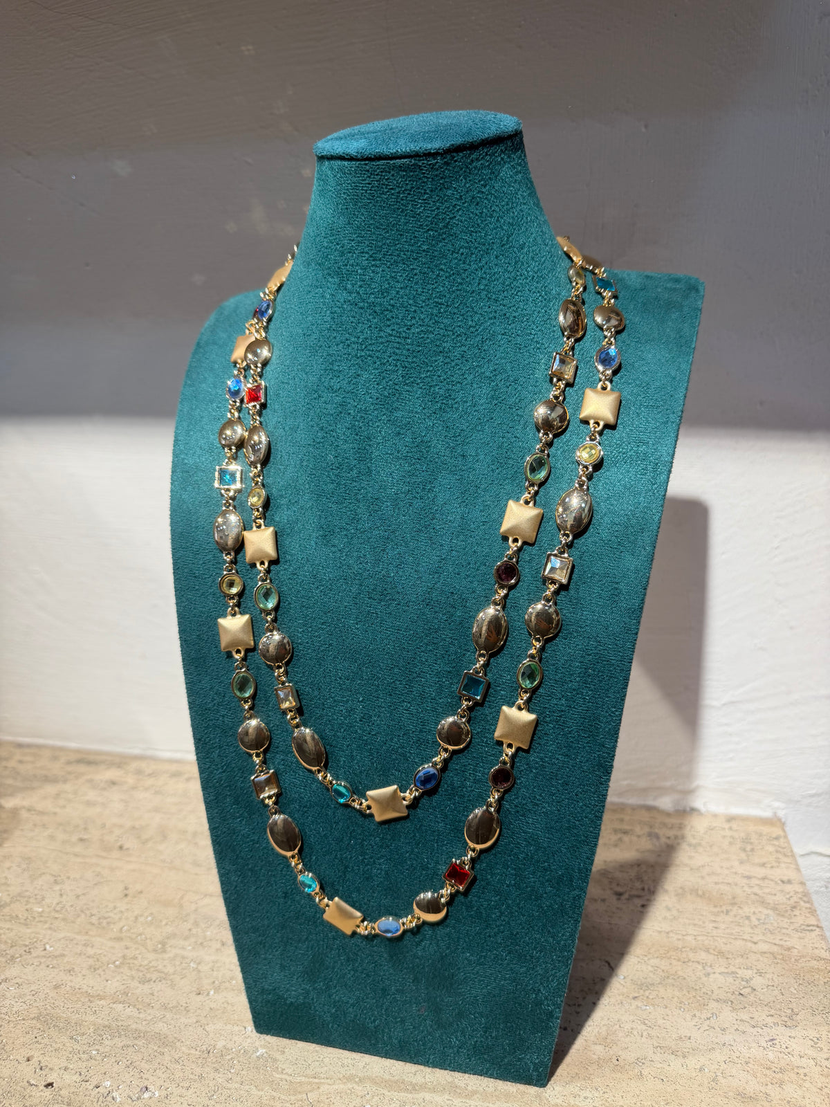 Collana con charm medagliette e cristallini