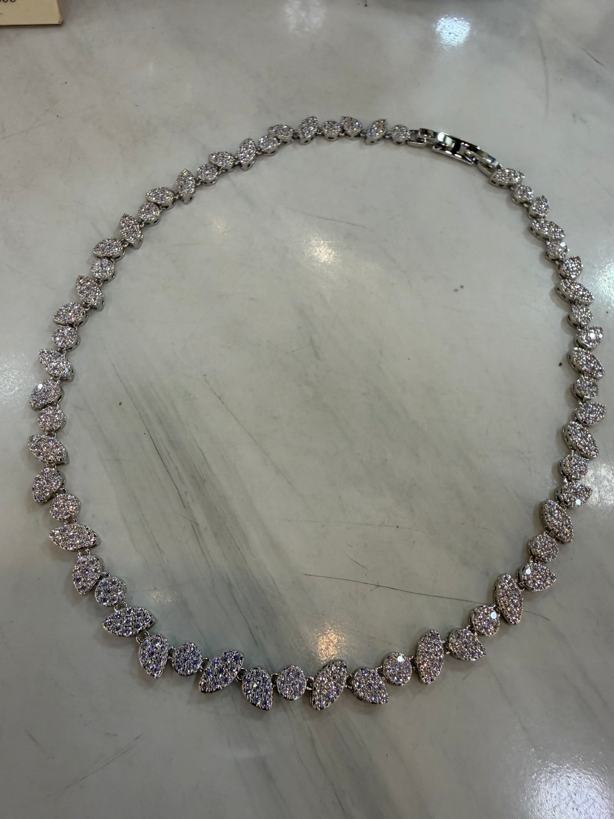 Collana Girocollo "Foglioline di Luce" con Pavé di Zirconi