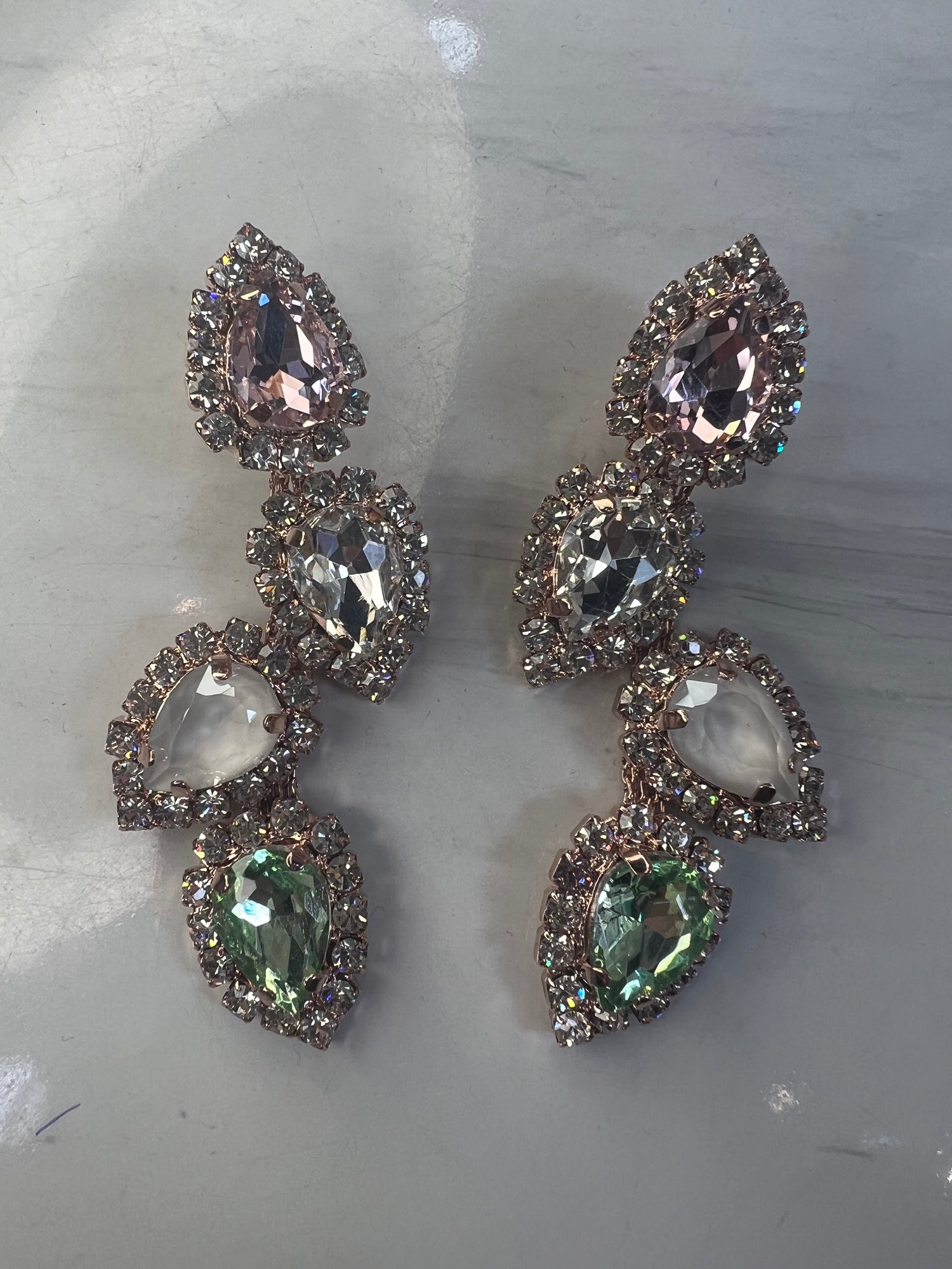 Orecchini con gocce e strass
