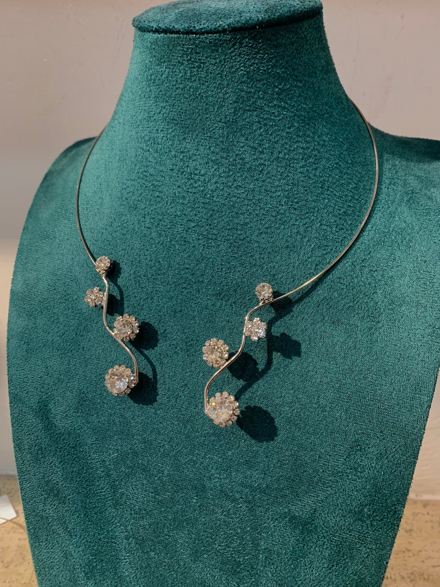 Collana essential con incastonatura francese