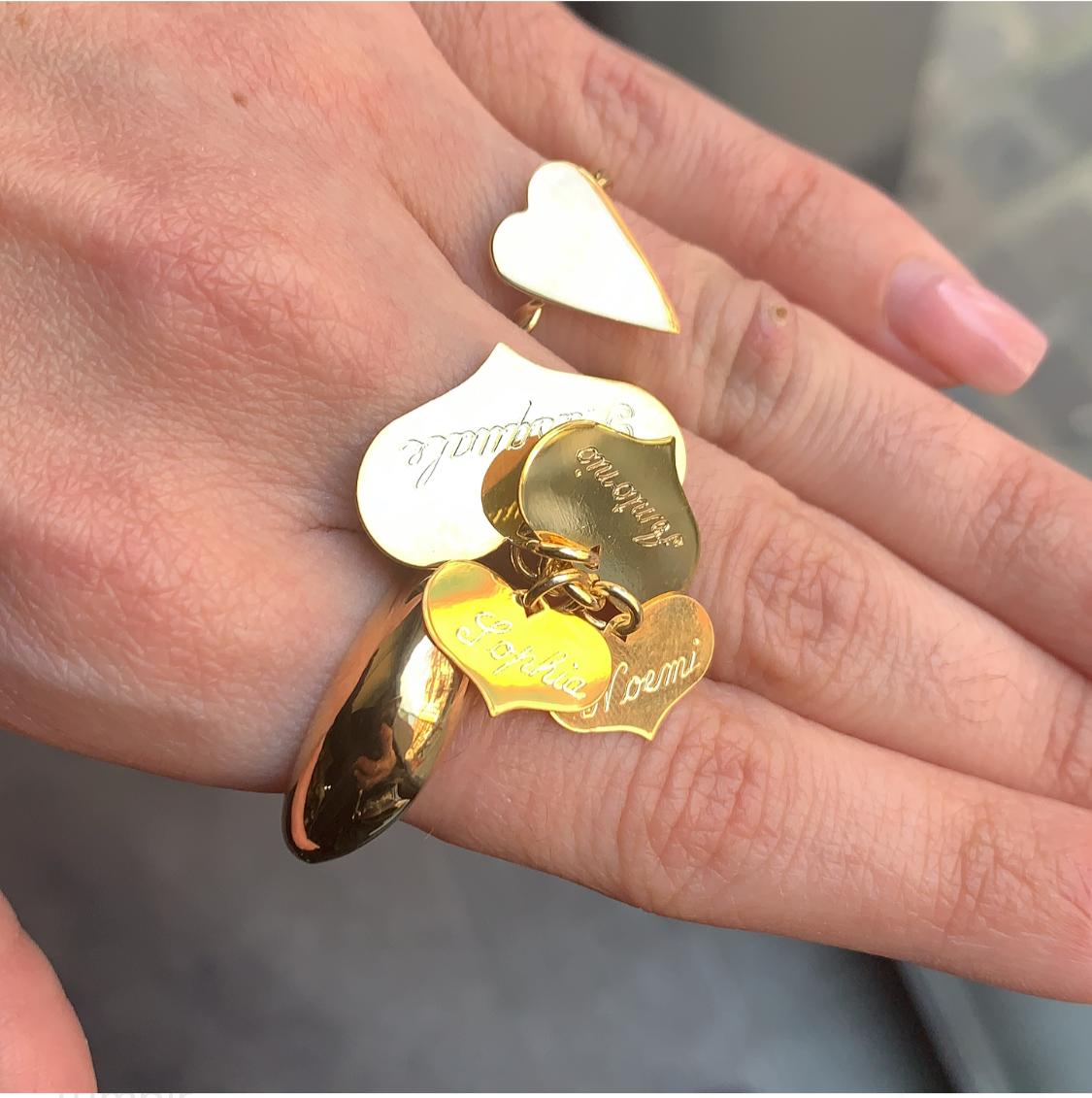 Anello con quattro cuori pendenti