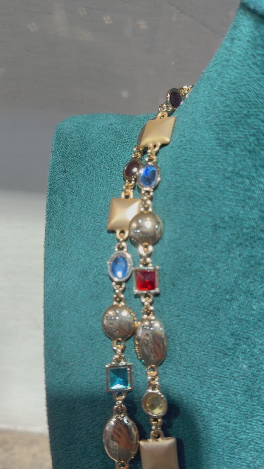 Collana con charm medagliette e cristallini