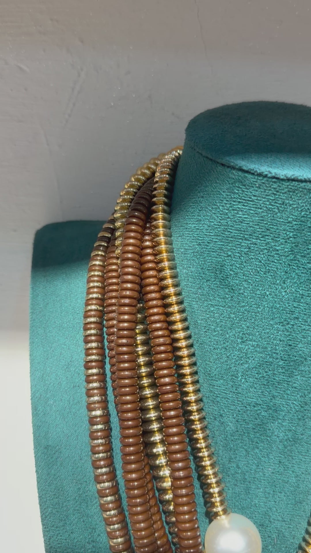 Collana Multistrato "Symphony" con Perle e Dettagli Dorati