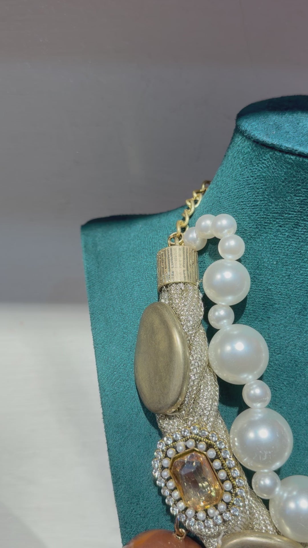 Collana "Aura Dorata" con Perle, Cristalli e Pietre Resinate Ambra