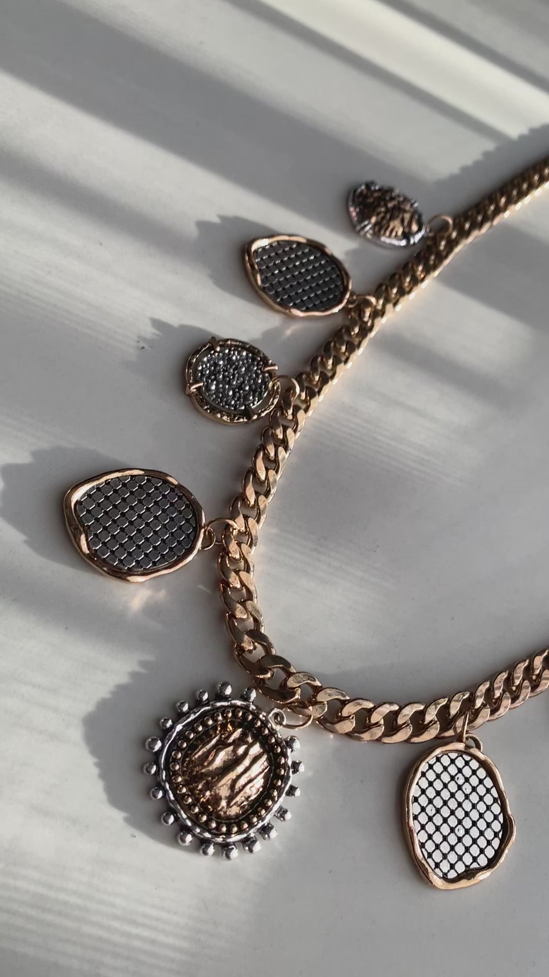 Collana Lunga dettagli argentato e dorati