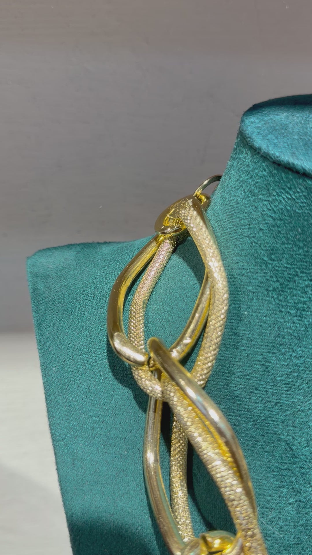 Collana Catena Groupie "Maglie Intrecciate" Dorata con Texture Diamantata