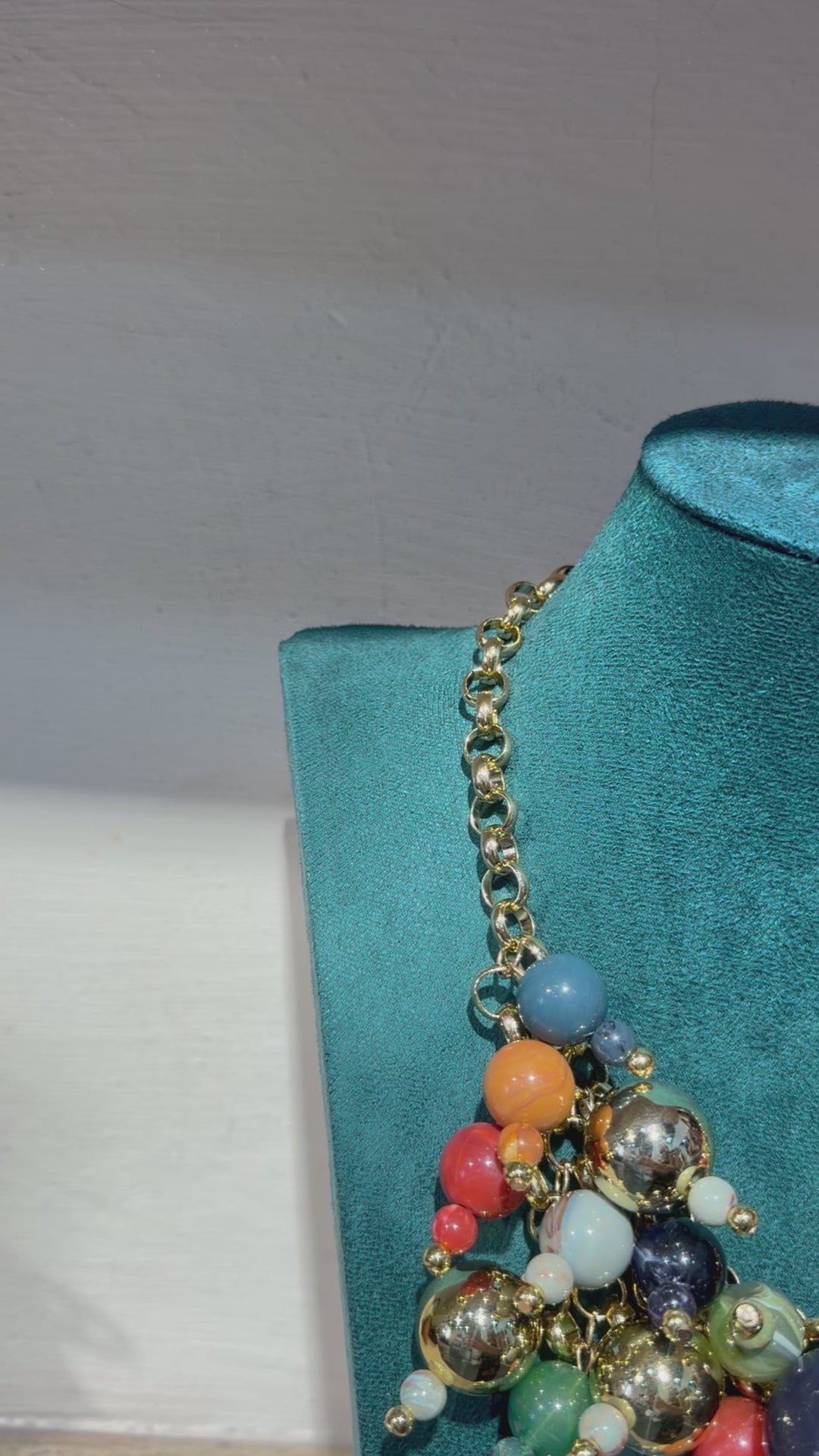 Collana "Bouquet Multicolore" – Sfere Sfumate e Dettagli Dorati